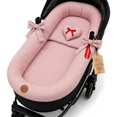 Totsy Baby Housse de Nacelle Universelle en Mousseline de Coton – Habillage Respirant qui Habille et Protège la Poussette – Set 3 Pièces avec Coussin et Matelas pour Nouveau-né Rose - Publicité Totsy Baby Housse de Nacelle Universelle en Mousseline de Coton – Habillage Respirant qui Habille et Protège la Poussette – Set 3 Pièces avec Coussin et Matelas pour Nouveau-né Rose - Publicité