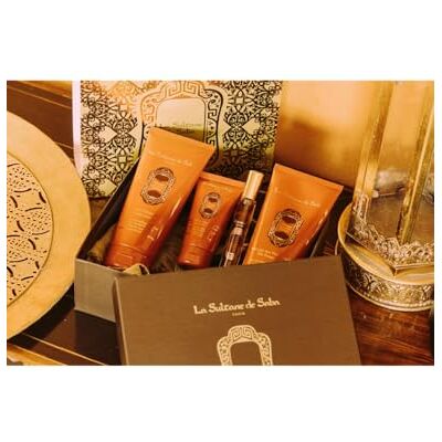 La Sultane de Saba COFFRET AYURVÉDIQUE ADDICT Lait ayurvédique 200ml Crème mains ayurvédique 50ml Gommage aux protéines de soie 200ml Eau de parfum ayurvédique 15ml - Publicité La Sultane de Saba COFFRET AYURVÉDIQUE ADDICT Lait ayurvédique 200ml Crème mains ayurvédique 50ml Gommage aux protéines de soie 200ml Eau de parfum ayurvédique 15ml - Publicité