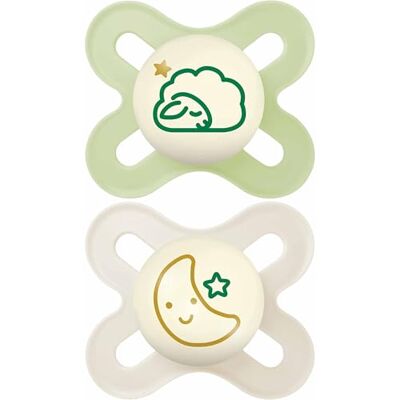 MAM Original Start Night Lot de 2 tétines phosphorescentes pour nouveau-né de 0 à 2 mois, livrées dans une boîte stérilisatrice, matériaux durables, unisexes (les motifs peuvent varier) - Publicité MAM Original Start Night Lot de 2 tétines phosphorescentes pour nouveau-né de 0 à 2 mois, livrées dans une boîte stérilisatrice, matériaux durables, unisexes (les motifs peuvent varier) - Publicité