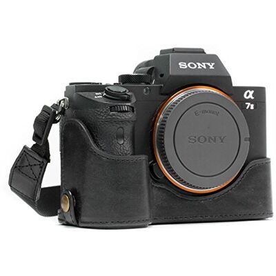 MegaGear MG1129 Etui avec Bandoulière/Accès Batterie en Cuir pour Appareil Photo Sony Alpha A7S II/A7R II/A7 II Noir - Publicité MegaGear MG1129 Etui avec Bandoulière/Accès Batterie en Cuir pour Appareil Photo Sony Alpha A7S II/A7R II/A7 II Noir - Publicité