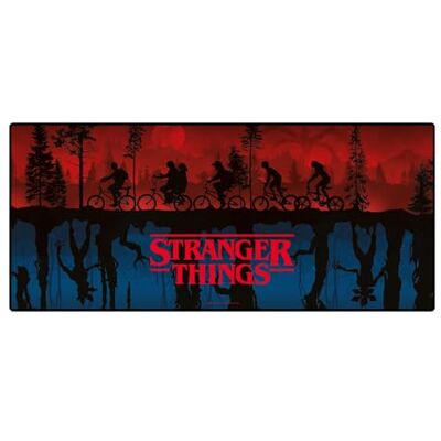 Pyramid Stranger Things (Scène) Tapis de bureau XL – Tapis de bureau et de jeu officiel Netflix par , 81 cm x 36 cm avec design de la scène de Hawkins - Publicité Pyramid Stranger Things (Scène) Tapis de bureau XL – Tapis de bureau et de jeu officiel Netflix par , 81 cm x 36 cm avec design de la scène de Hawkins - Publicité