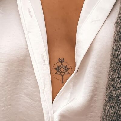 Inkster ® Lotus avec tatouage en cercle Tatouage temporaire avec certification cosmétique européenne imperméable + végétalien tatouage révolutionnaire de 2 semaines - Publicité Inkster ® Lotus avec tatouage en cercle Tatouage temporaire avec certification cosmétique européenne imperméable + végétalien tatouage révolutionnaire de 2 semaines - Publicité