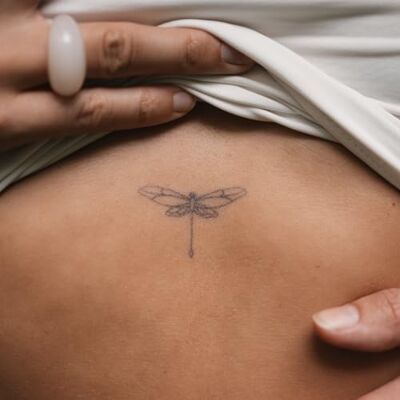 Inkster Libellule simple Tatouages temporaires vegan et waterproof pour adultes Encre certifiée cosmétique européenne Tatouage révolutionnaire de 2 semaines - Publicité Inkster Libellule simple Tatouages temporaires vegan et waterproof pour adultes Encre certifiée cosmétique européenne Tatouage révolutionnaire de 2 semaines - Publicité