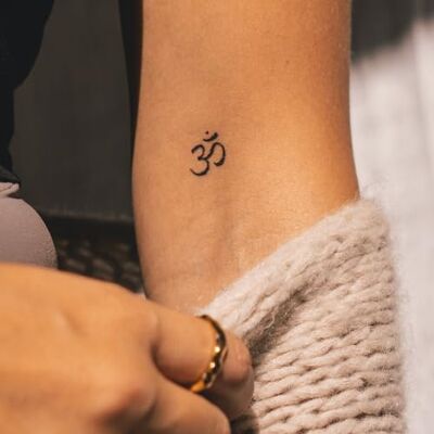 Inkster Om Tatouages temporaires vegan et waterproof pour adultes Encre certifiée cosmétique européenne Tatouage révolutionnaire de 2 semaines - Publicité Inkster Om Tatouages temporaires vegan et waterproof pour adultes Encre certifiée cosmétique européenne Tatouage révolutionnaire de 2 semaines - Publicité