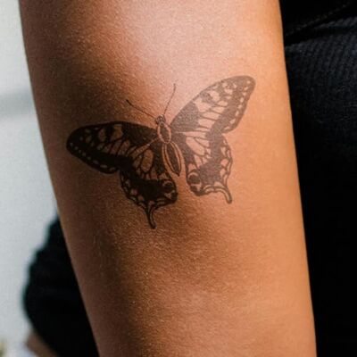 Inkster Papillon Blackwork Tatouages temporaires vegan et waterproof pour adultes Encre certifiée cosmétique européenne Tatouage révolutionnaire de 2 semaines - Publicité Inkster Papillon Blackwork Tatouages temporaires vegan et waterproof pour adultes Encre certifiée cosmétique européenne Tatouage révolutionnaire de 2 semaines - Publicité