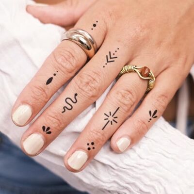 Inkster PetitsTatouages décoratifs pour les doigts Tatouages temporaires vegan et waterproof pour adultes Encre certifiée cosmétique européenne -Tatouage révolutionnaire de 2 semaines - Publicité Inkster PetitsTatouages décoratifs pour les doigts Tatouages temporaires vegan et waterproof pour adultes Encre certifiée cosmétique européenne -Tatouage révolutionnaire de 2 semaines - Publicité