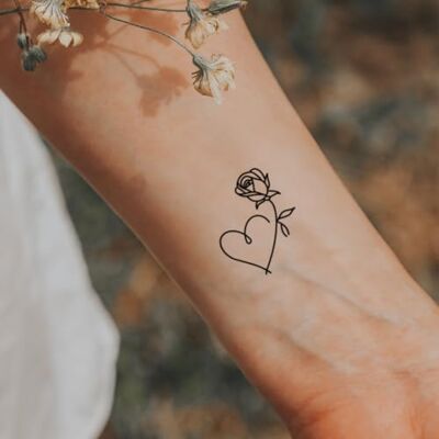 Inkster Coeur avec rose Tatouages temporaires vegan et waterproof pour adultes Encre certifiée cosmétique européenne Tatouage révolutionnaire de 2 semaines - Publicité Inkster Coeur avec rose Tatouages temporaires vegan et waterproof pour adultes Encre certifiée cosmétique européenne Tatouage révolutionnaire de 2 semaines - Publicité