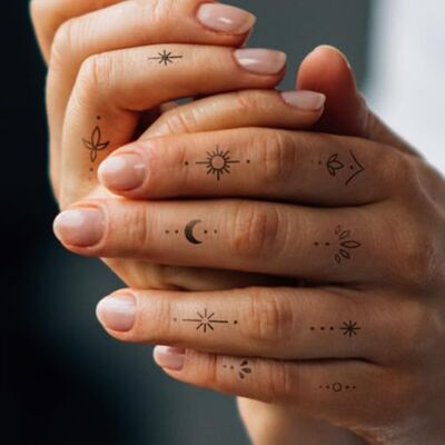 Inkster Petits ornements symboliques pour les doigts Tatouages temporaires vegan et waterproof pour adultes Encre certifiée cosmétique européenne Tatouage révolutionnaire de 2 semaines - Publicité Inkster Petits ornements symboliques pour les doigts Tatouages temporaires vegan et waterproof pour adultes Encre certifiée cosmétique européenne Tatouage révolutionnaire de 2 semaines - Publicité