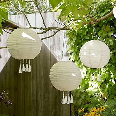Lights4fun Lot de 3 Lampions Solaires Crèmes à Pampilles avec LED Blanc Chaud de Diamètre 35 cm pour Exterieur - Publicité Lights4fun Lot de 3 Lampions Solaires Crèmes à Pampilles avec LED Blanc Chaud de Diamètre 35 cm pour Exterieur - Publicité