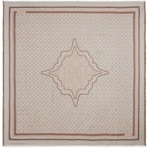 Guess Kefiah Scarf 135X135 Latte Logo - Publicité Guess Kefiah Scarf 135X135 Latte Logo - Publicité