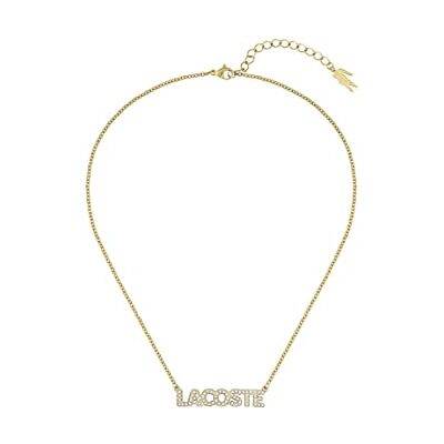 Lacoste Collier avec Pendentif pour Femme Collection SCRIPT en Or Jaune avec des Cristaux - Publicité Lacoste Collier avec Pendentif pour Femme Collection SCRIPT en Or Jaune avec des Cristaux - Publicité