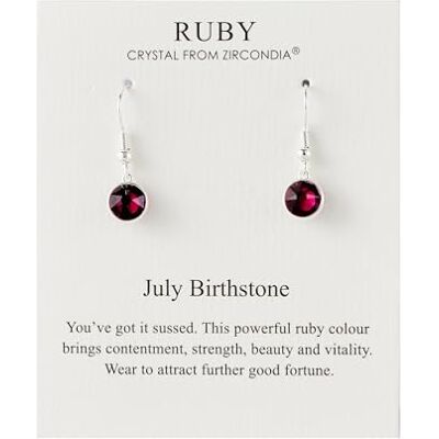 Philip Jones Boucles d'oreilles pendantes avec pierre de naissance de juillet créées avec des cristaux Ruby Zircondia® - Publicité Philip Jones Boucles d'oreilles pendantes avec pierre de naissance de juillet créées avec des cristaux Ruby Zircondia® - Publicité