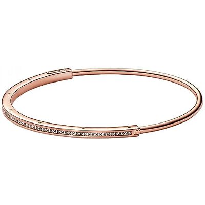 Pandora Signature Bracelet jonc Pavé I-D en métal plaqué or rose 14 carats avec zircones cubiques transparentes - Publicité Pandora Signature Bracelet jonc Pavé I-D en métal plaqué or rose 14 carats avec zircones cubiques transparentes - Publicité