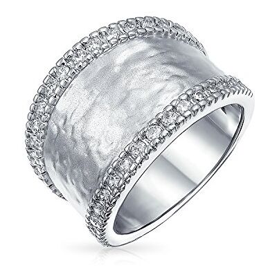 Bling Jewelry Personalisierter moderner geometrischer Boho-Stil Criss-Cross-CZ-Akzent-Band-Mode-Statement-Ring mit gebürsteter gehämmerter matter Oberfläche, breiter Bandring für Frauen, gelb, 14K vergoldetes - Publicité Bling Jewelry Personalisierter moderner geometrischer Boho-Stil Criss-Cross-CZ-Akzent-Band-Mode-Statement-Ring mit gebürsteter gehämmerter matter Oberfläche, breiter Bandring für Frauen, gelb, 14K vergoldetes - Publicité