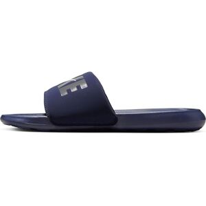 Nike NK VICTORI ONE SLIDE SE Homme OBSIDIAN/DARK GREY-SUMMIT WHITE EU 40 - Publicité Nike NK VICTORI ONE SLIDE SE Homme OBSIDIAN/DARK GREY-SUMMIT WHITE EU 40 - Publicité
