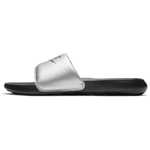 Nike Women's Slide Victori One, Black/Black-Metallic Silver, , 36.5 EU (6 US) - Publicité Nike Women's Slide Victori One, Black/Black-Metallic Silver, , 36.5 EU (6 US) - Publicité