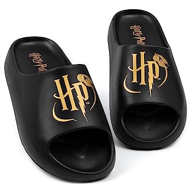 Harry Potter Sliders Femmes Femmes Sandales moulées noires Golden Snitch Logo HP Chaussures d’été magiques Chaussures - Publicité Harry Potter Sliders Femmes Femmes Sandales moulées noires Golden Snitch Logo HP Chaussures d’été magiques Chaussures - Publicité