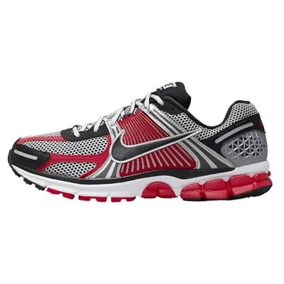 Nike Zoom Vomero 5 Chaussures pour Homme (, Argent métallique/Rouge Universitaire/Blanc/Noir), Argent métallisé/Rouge Universitaire/Blanc/Noir, 44 EU - Publicité Nike Zoom Vomero 5 Chaussures pour Homme (, Argent métallique/Rouge Universitaire/Blanc/Noir), Argent métallisé/Rouge Universitaire/Blanc/Noir, 44 EU - Publicité