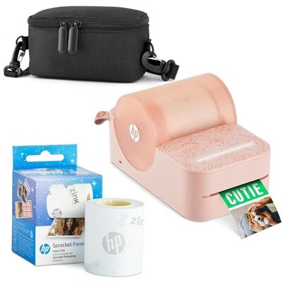 HP Sprocket Panorama Imprimante Photo et étiquettes Couleur Portable instantanée (Rose) Kit de démarrage avec étui et Rouleau Zink - Publicité HP Sprocket Panorama Imprimante Photo et étiquettes Couleur Portable instantanée (Rose) Kit de démarrage avec étui et Rouleau Zink - Publicité