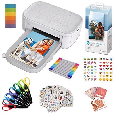 HP Sprocket Studio Imprimante Photo instantanée 4 x 6 Ensemble : Papier Photo, étui, Album Photo, marqueurs, Ensembles d'autocollants. Publicité HP Sprocket Studio Imprimante Photo instantanée 4 x 6 Ensemble : Papier Photo, étui, Album Photo, marqueurs, Ensembles d'autocollants. Publicité