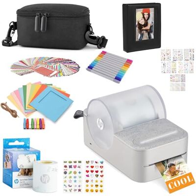 HP Sprocket Panorama Imprimante Photo et étiquettes Couleur Portable instantanée (Gris) Coffret Cadeau avec étui, Rouleau Zink, Album Photo, marqueurs, Autocollants et Cadres - Publicité HP Sprocket Panorama Imprimante Photo et étiquettes Couleur Portable instantanée (Gris) Coffret Cadeau avec étui, Rouleau Zink, Album Photo, marqueurs, Autocollants et Cadres - Publicité