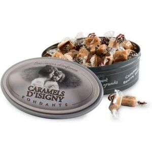 Caramels d'Isigny Caramels tendres et fondants aux 3 parfums : beurre salé, vanille, vanille marbré chocolat Sélection "Souvenir d'enfance" Boite en fer ovale relief avec photo sépia tendresse' 250g - Publicité Caramels d'Isigny Caramels tendres et fondants aux 3 parfums : beurre salé, vanille, vanille marbré chocolat Sélection "Souvenir d'enfance" Boite en fer ovale relief avec photo sépia tendresse' 250g - Publicité