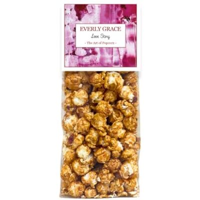 Everly Grace Popcorn – Love Story, 100 g – Sachets de popcorn aux amandes, vanille et pétales de rose de notre manufacture à Augsbourg, Allemagne - Publicité Everly Grace Popcorn – Love Story, 100 g – Sachets de popcorn aux amandes, vanille et pétales de rose de notre manufacture à Augsbourg, Allemagne - Publicité