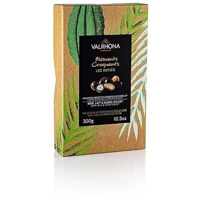 VALRHONA Moments Croquants – Les Initiés Amandes et Noisettes enrobées de Chocolat Noir, Lait et Dulcey Coffret Gourmand 300g - Publicité VALRHONA Moments Croquants – Les Initiés Amandes et Noisettes enrobées de Chocolat Noir, Lait et Dulcey Coffret Gourmand 300g - Publicité