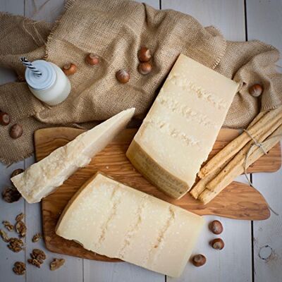 EMILIA FOOD LOVE Parmigiano Reggiano AOP 24 mois minimum de maturation Made in Italy Selected with Love in Italy Parmigiano Reggiano DOP 24 Mesi Selezionato (600) - Publicité EMILIA FOOD LOVE Parmigiano Reggiano AOP 24 mois minimum de maturation Made in Italy Selected with Love in Italy Parmigiano Reggiano DOP 24 Mesi Selezionato (600) - Publicité
