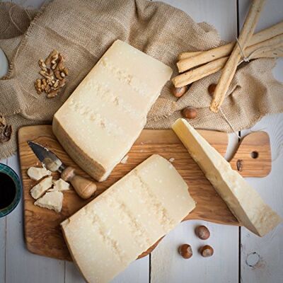 EMILIA FOOD LOVE Parmigiano Reggiano AOP 36 mois minimum de maturation Made in Italy Selected with Love in Italy Parmigiano Reggiano DOP 36 Mesi Selezionato (1) - Publicité EMILIA FOOD LOVE Parmigiano Reggiano AOP 36 mois minimum de maturation Made in Italy Selected with Love in Italy Parmigiano Reggiano DOP 36 Mesi Selezionato (1) - Publicité