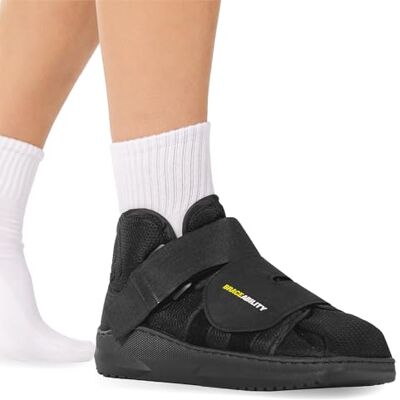 BraceAbility Chaussure de marche médicale à bout fermé Chaussure de protection chirurgicale légère pour les pieds avec sangles réglables et attelle de chirurgie post-oignon ou Hammertoe - Publicité BraceAbility Chaussure de marche médicale à bout fermé Chaussure de protection chirurgicale légère pour les pieds avec sangles réglables et attelle de chirurgie post-oignon ou Hammertoe - Publicité