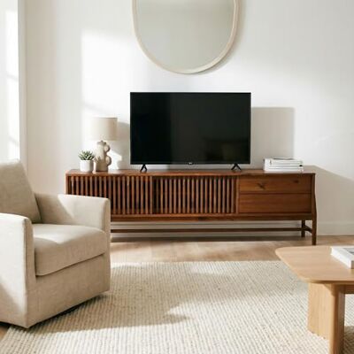 IDIMEX Meuble TV ADAMO L 180 cm en Bois Massif Couleur Châtaignier avec 2 Portes Coulissantes, 2 Tiroirs, Design Chaleureux à Lamelles, Meuble Télé avec Rangement Varié, Convient pour TV jusqu'à 203 cm (80") - Publicité IDIMEX Meuble TV ADAMO L 180 cm en Bois Massif Couleur Châtaignier avec 2 Portes Coulissantes, 2 Tiroirs, Design Chaleureux à Lamelles, Meuble Télé avec Rangement Varié, Convient pour TV jusqu'à 203 cm (80") - Publicité