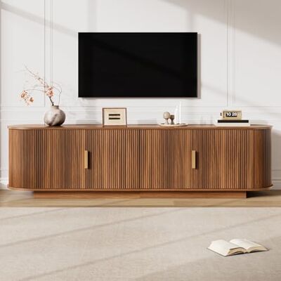 BTM Meuble TV Bas À Texture Ondulée, Corps Panneau De Particules Et MDF, Poignées Métalliques, 4 Portes avec Grand Rangement pour Salon - Publicité BTM Meuble TV Bas À Texture Ondulée, Corps Panneau De Particules Et MDF, Poignées Métalliques, 4 Portes avec Grand Rangement pour Salon - Publicité