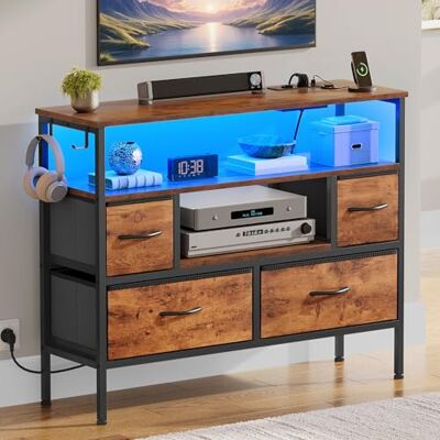 YITAHOME Commode avec Prises et lumières LED Commode en Tissu avec 4 tiroirs et 2 Crochets Convient pour téléviseurs jusqu'à 32" Armoire en Tissu pour Chambre à Coucher, Salon Marron Rustique - Publicité YITAHOME Commode avec Prises et lumières LED Commode en Tissu avec 4 tiroirs et 2 Crochets Convient pour téléviseurs jusqu'à 32" Armoire en Tissu pour Chambre à Coucher, Salon Marron Rustique - Publicité