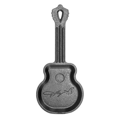 Lodge Poêle à frire en fonte pour guitare avec logo Dolly - Publicité Lodge Poêle à frire en fonte pour guitare avec logo Dolly - Publicité