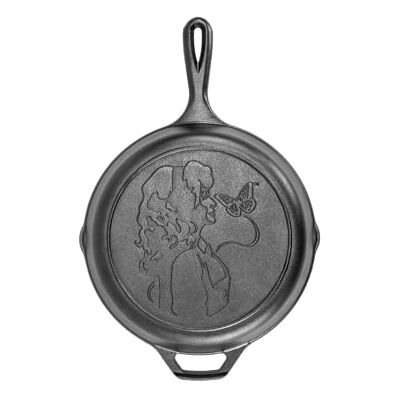 Lodge Dolly Parton Poêle à frire en fonte pré-enduite de 26,7 cm – Poignée signature en forme de goutte – Utilisation dans le four, sur la cuisinière, sur le gril ou au-dessus d'un feu de camp, noire - Publicité Lodge Dolly Parton Poêle à frire en fonte pré-enduite de 26,7 cm – Poignée signature en forme de goutte – Utilisation dans le four, sur la cuisinière, sur le gril ou au-dessus d'un feu de camp, noire - Publicité