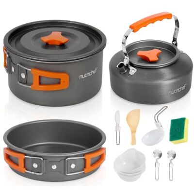 NutriChef Set de Cuisine Camping Antiadhésif en Aluminium – Casserole, Poêle, Bouilloire, Bols et Ustensiles Compacts avec Sac en Maille, Poignées Pliables, pour Randonnée, Bivouac et Pique-Nique - Publicité NutriChef Set de Cuisine Camping Antiadhésif en Aluminium – Casserole, Poêle, Bouilloire, Bols et Ustensiles Compacts avec Sac en Maille, Poignées Pliables, pour Randonnée, Bivouac et Pique-Nique - Publicité
