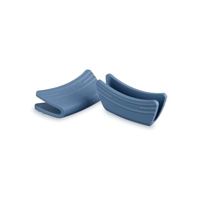 LE CREUSET Set de 2 poignées, Silicone, Adaptables, Résistantes à la Chaleur Jusqu'à 250°C, Chambray, 42813004340000 - Publicité LE CREUSET Set de 2 poignées, Silicone, Adaptables, Résistantes à la Chaleur Jusqu'à 250°C, Chambray, 42813004340000 - Publicité