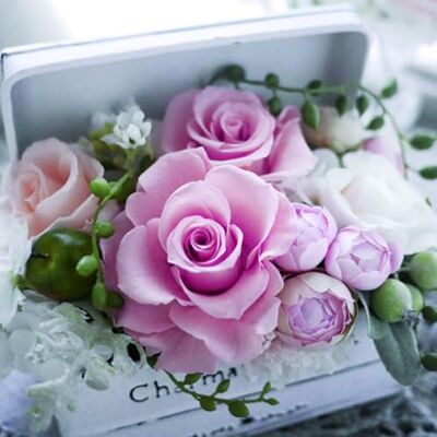 ti-flair Lot de 20 serviettes en papier avec motif fleurs, jardin et nature, roses dans un petit coffre comme décoration de table Convient également pour le découpage et la technique des serviettes 33 x 33 cm - Publicité ti-flair Lot de 20 serviettes en papier avec motif fleurs, jardin et nature, roses dans un petit coffre comme décoration de table Convient également pour le découpage et la technique des serviettes 33 x 33 cm - Publicité
