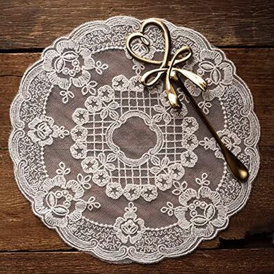 Mausouca Lot de 2 sets de table rétro en dentelle française, broderie florale exquise, napperons ronds, sous-verres, tapis de vases pour décoration intérieure (couleur crème, diamètre 27 cm) - Publicité Mausouca Lot de 2 sets de table rétro en dentelle française, broderie florale exquise, napperons ronds, sous-verres, tapis de vases pour décoration intérieure (couleur crème, diamètre 27 cm) - Publicité