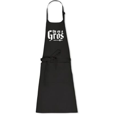 La French Touch Tablier de cuisine Kaamelott On en a gros 100% coton bio Imprimé en France Cadeau Anniversaire Film et Série Humour original rigolo (Noir) - Publicité La French Touch Tablier de cuisine Kaamelott On en a gros 100% coton bio Imprimé en France Cadeau Anniversaire Film et Série Humour original rigolo (Noir) - Publicité