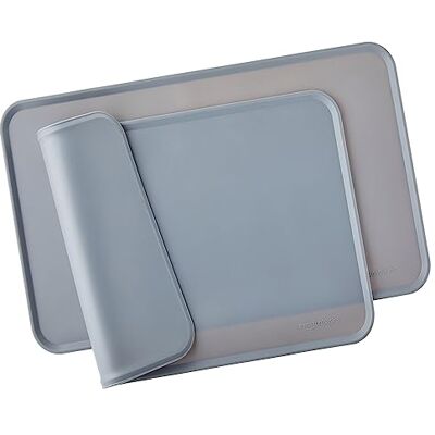 Amazon Basics Tapis de gamelle en silicone étanche pour animaux de compagnie, 47 x 29 cm, Gris (lot de 2), Uni - Publicité Amazon Basics Tapis de gamelle en silicone étanche pour animaux de compagnie, 47 x 29 cm, Gris (lot de 2), Uni - Publicité