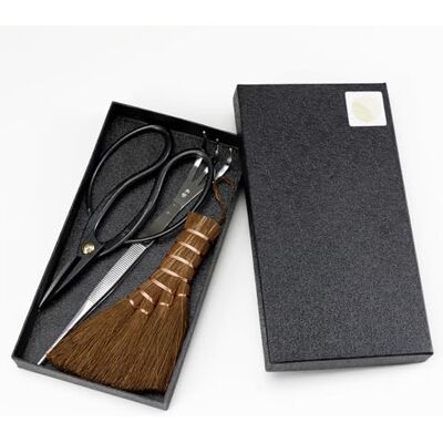 Wazakura Kit 3 Outils de Jardinage Bonsaïs Fabriqués au Japon, Ciseaux Traditionnels en Acier Carbon, avec Pince en Acier Inoxydable et Petit Balai, Set pour Débutant - Publicité Wazakura Kit 3 Outils de Jardinage Bonsaïs Fabriqués au Japon, Ciseaux Traditionnels en Acier Carbon, avec Pince en Acier Inoxydable et Petit Balai, Set pour Débutant - Publicité