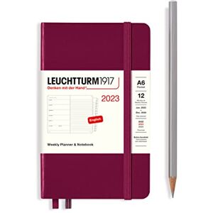 LEUCHTTURM1917 365895 Calendrier hebdomadaire et poche pour ordinateur portable (A6) 2023, 12 mois, port rouge, anglais - Publicité LEUCHTTURM1917 365895 Calendrier hebdomadaire et poche pour ordinateur portable (A6) 2023, 12 mois, port rouge, anglais - Publicité