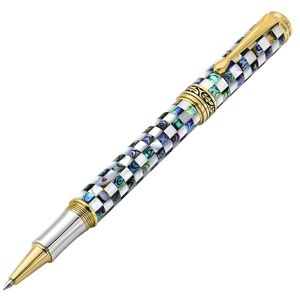 Xezo Stylo roller Maestro Jubilee, pointe fine. Nacre blanche océanique et coquille d'ormeau Pāua irisé. Plaqué Or 18 carats. Seulement 223 pièces fabriquées. Il n'y a pas deux stylos pareils - Publicité Xezo Stylo roller Maestro Jubilee, pointe fine. Nacre blanche océanique et coquille d'ormeau Pāua irisé. Plaqué Or 18 carats. Seulement 223 pièces fabriquées. Il n'y a pas deux stylos pareils - Publicité