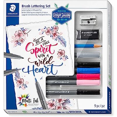 Staedtler Brush 61 371-1 Design Journey Lot de 9 feutres pinceaux pour un lettrage éclatant, pigment brush pens dans des couleurs assorties, crayons, gomme et taille-crayon - Publicité Staedtler Brush 61 371-1 Design Journey Lot de 9 feutres pinceaux pour un lettrage éclatant, pigment brush pens dans des couleurs assorties, crayons, gomme et taille-crayon - Publicité