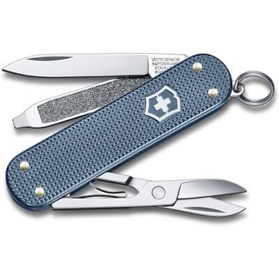Victorinox Couteau de Poche Classic Precious Alox, 5 Fonctions, Swiss Made, Outil Multifonction avec Ciseaux, Tournevis, Porte-Clés, y c. Boîte Cadeau - Publicité Victorinox Couteau de Poche Classic Precious Alox, 5 Fonctions, Swiss Made, Outil Multifonction avec Ciseaux, Tournevis, Porte-Clés, y c. Boîte Cadeau - Publicité