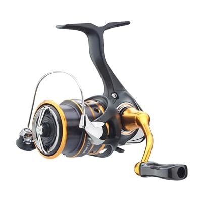Daiwa 24 IPRIMI LT 1000S-P, Moulinet de Pêche Spinning pour la Truite, Frein Avant, - Publicité Daiwa 24 IPRIMI LT 1000S-P, Moulinet de Pêche Spinning pour la Truite, Frein Avant, - Publicité