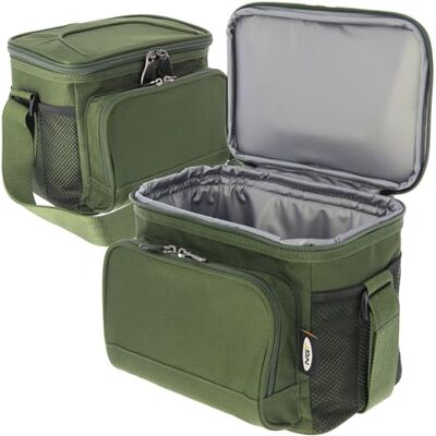 Sac isotherme pour appâts et aliments avec double compartiment principal zippé, poche avant, poches latérales en maille et bandoulière réglable pour camping, randonnée, pêche à la carpe NGT - Publicité Sac isotherme pour appâts et aliments avec double compartiment principal zippé, poche avant, poches latérales en maille et bandoulière réglable pour camping, randonnée, pêche à la carpe NGT - Publicité