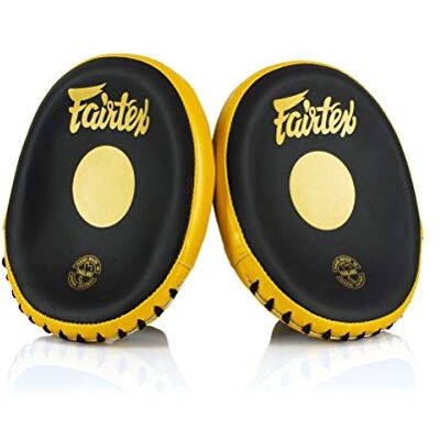 Fairtex FMV15 Mitaines de boxe thaïlandaise en cuir synthétique de qualité supérieure Microfibre légère et durable Design incurvé pour plus de précision, absorbant les chocs et précision améliorée - Publicité Fairtex FMV15 Mitaines de boxe thaïlandaise en cuir synthétique de qualité supérieure Microfibre légère et durable Design incurvé pour plus de précision, absorbant les chocs et précision améliorée - Publicité